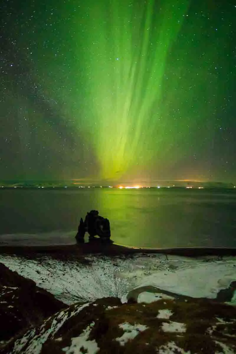 aurore-boreale-a-hvitserkur-en-islande