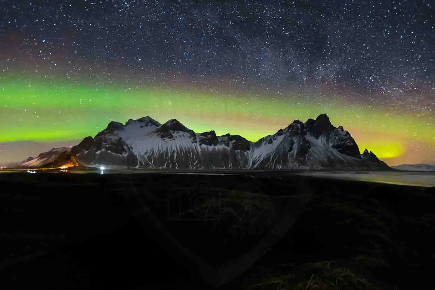 aurore-boreale-a-la-montagne-vestrahorn-a-stoksness-pres-de-hofn-en-islande