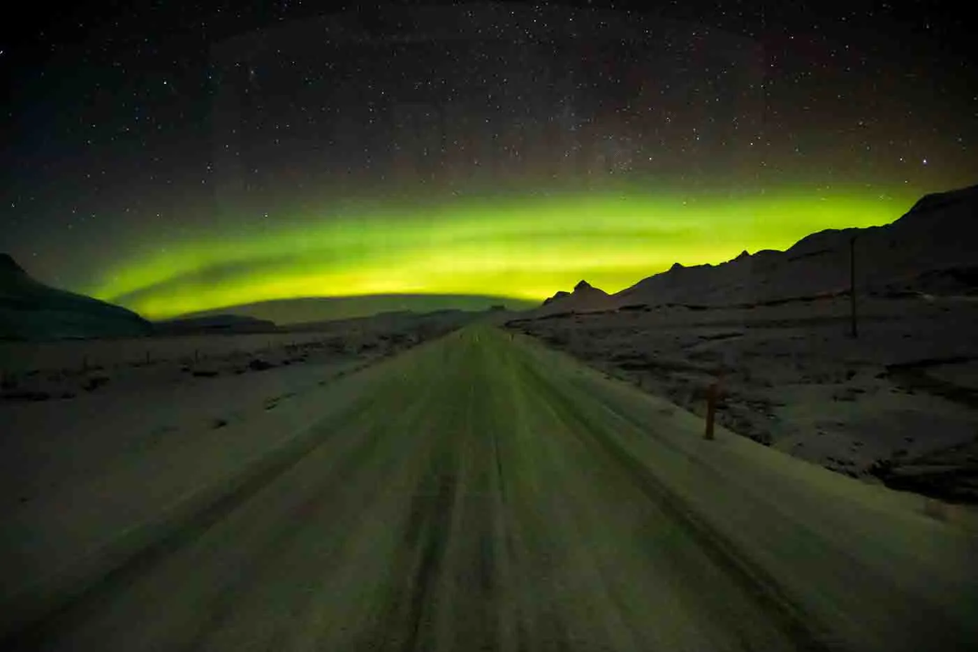 aurore-boreale-pres-de-breiddalsvík-en-islande