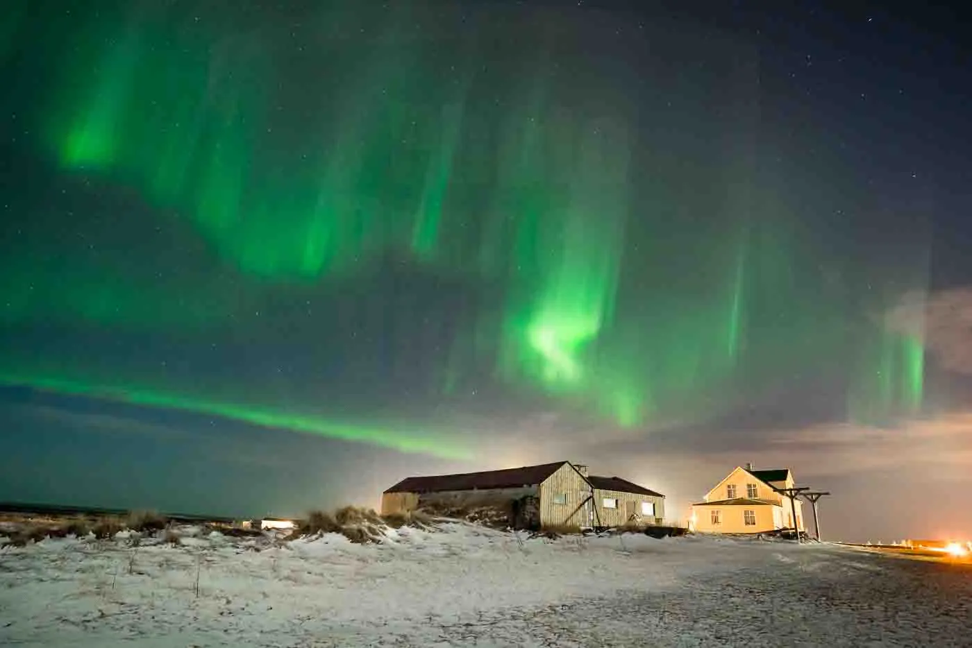 aurore-boreale-pres-de-hvalsneskirkja