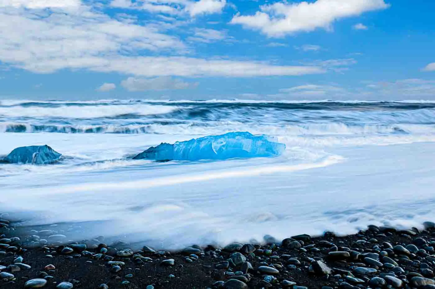bloc-de-glace-dans-l-eau-a-diamond-beach-en-islande