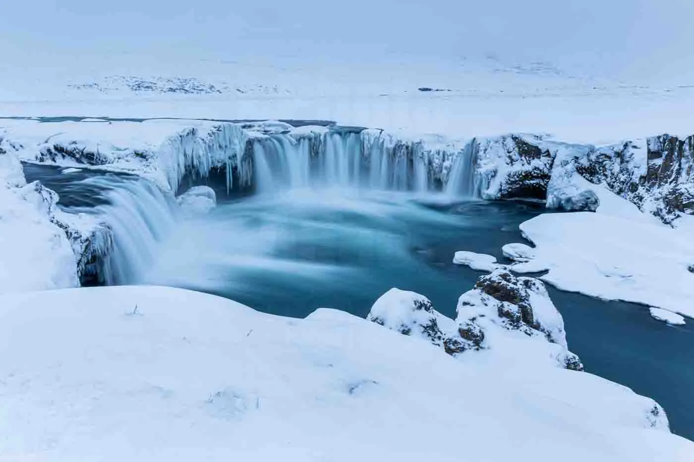 chute-d-eau-godafoss-en-hiver-en-islande