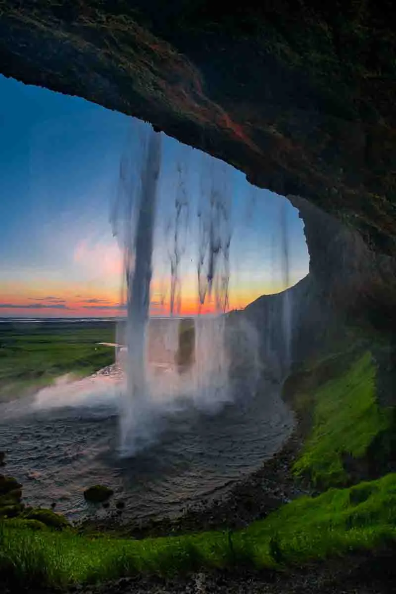 chute-d-eau-seljalandsfoss-au-coucher-de-soleil-en-islande