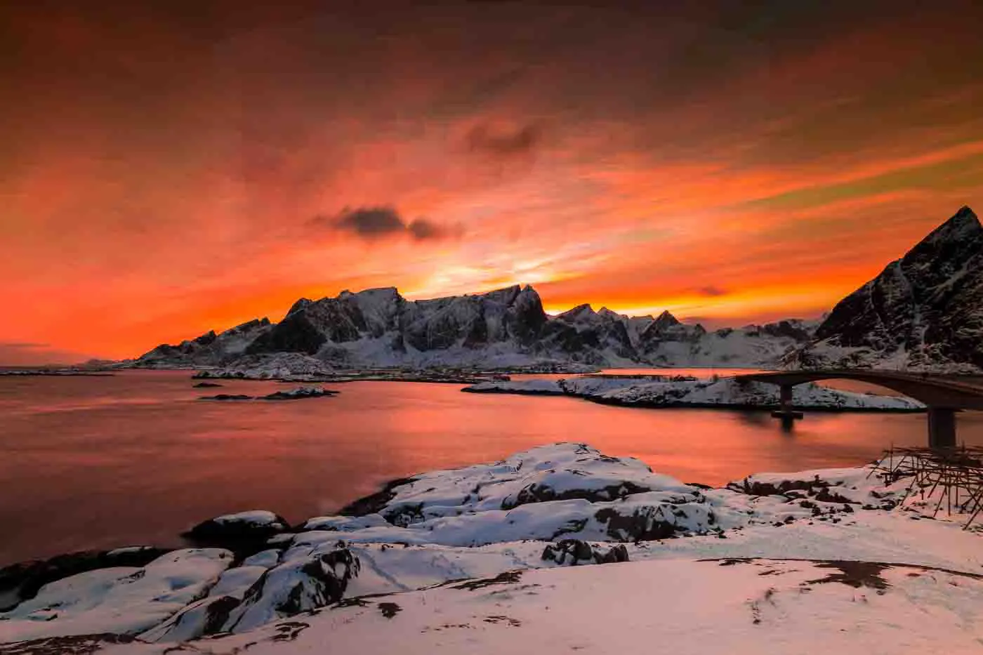coucher-de-soleil-ciel-de-feu-a-hamnoy-avec-vue-sur-reine-dans-les-iles-lofoten-norvege