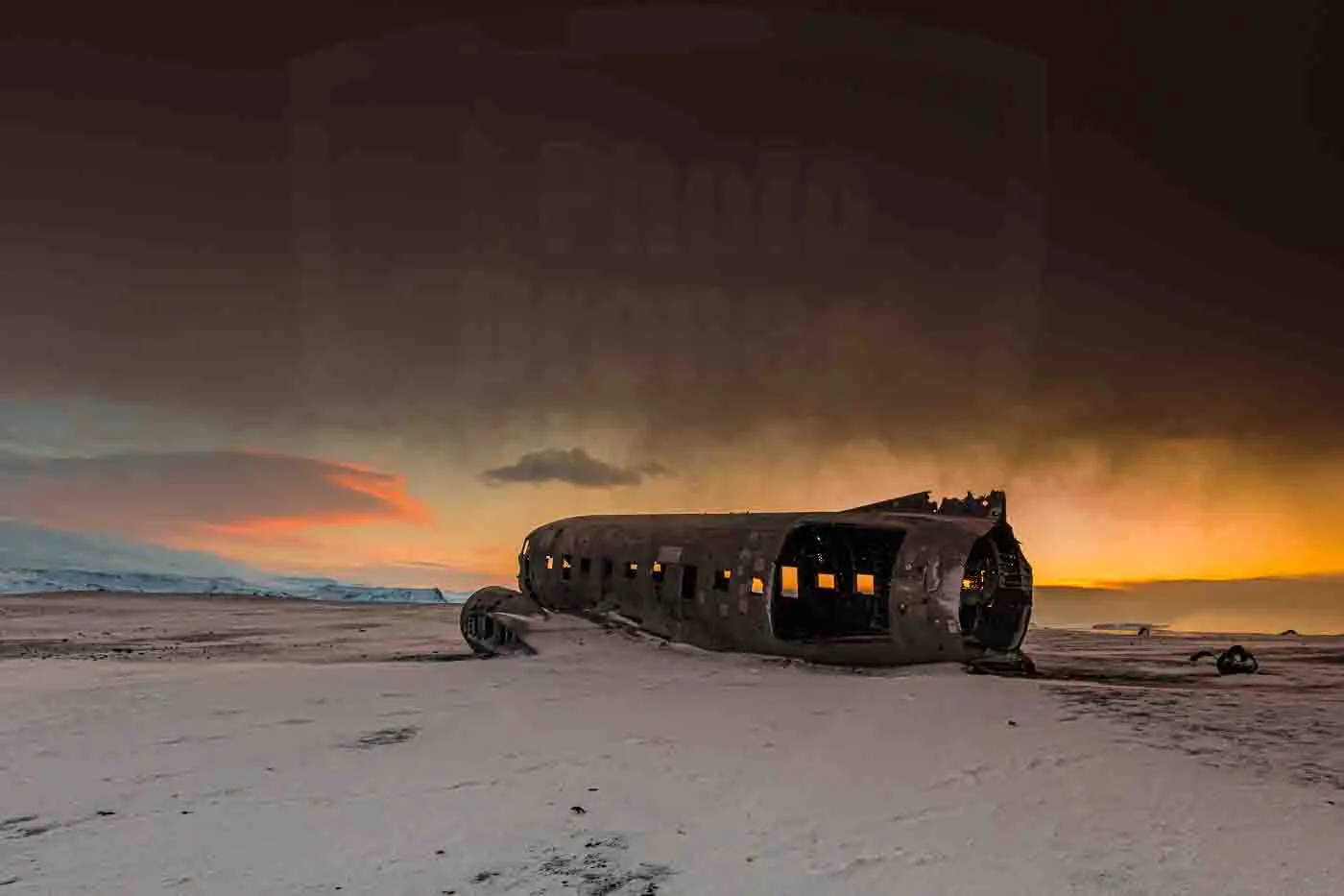 coucher-de-soleil-sur-epave-avion-dc--a-solheimasandur-en-islande