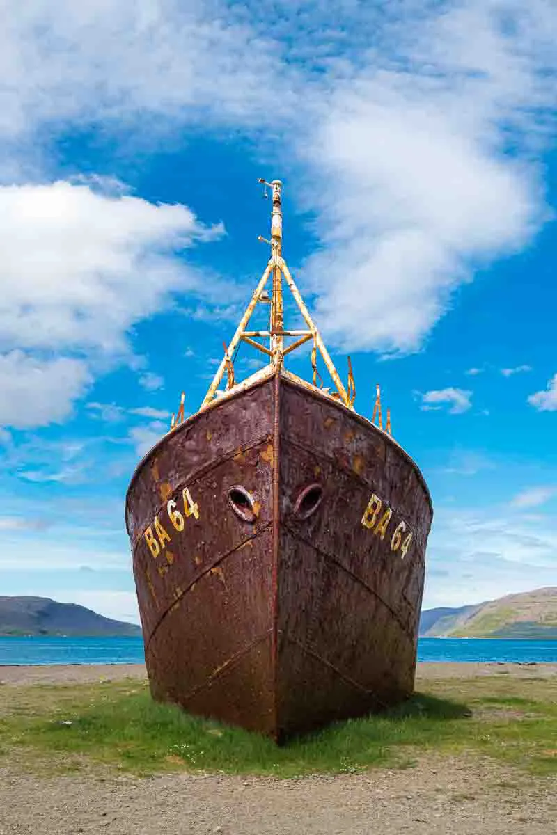 epave-bateau-gardar-ba-dans-les-fjords-du-nord-ouest-en-islande