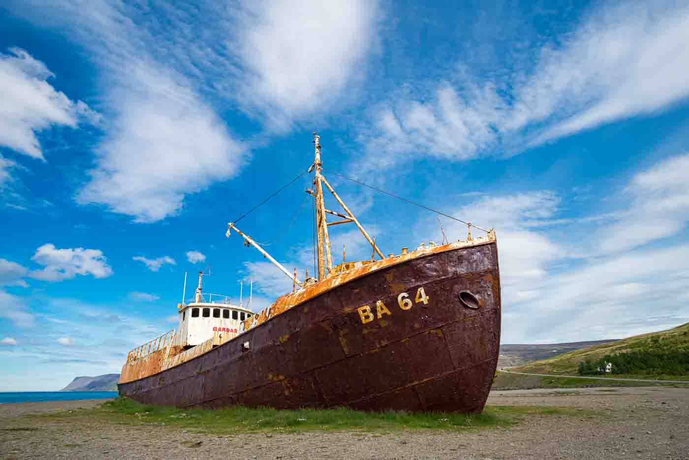 epave-du-bateau-gardar-ba-dans-les-fjords-du-nord-ouest-en-islande