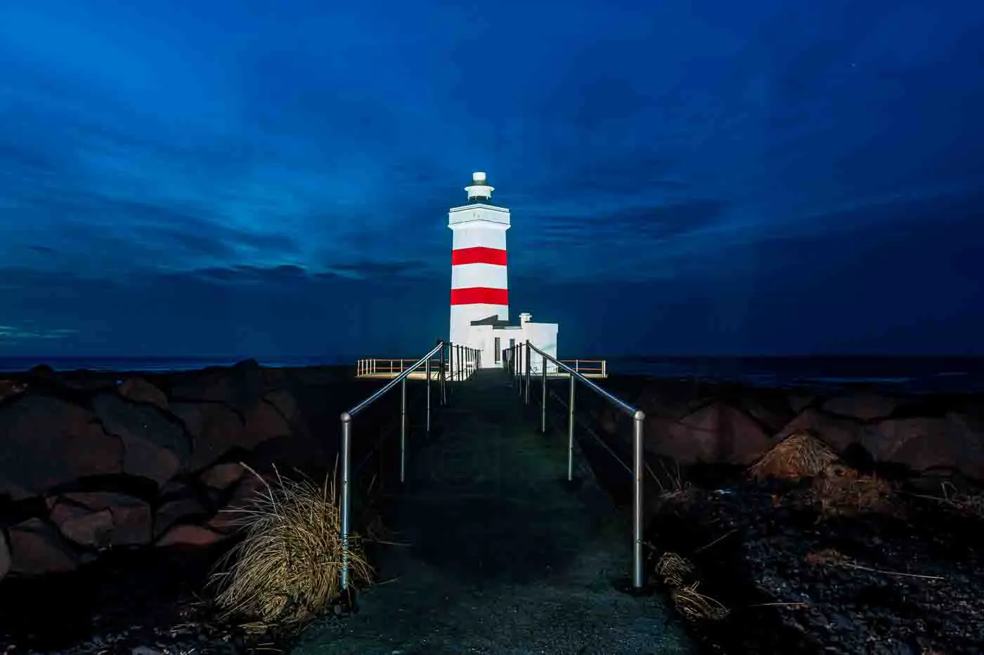 le-phare-de-gardur-de-nuit-en-islande