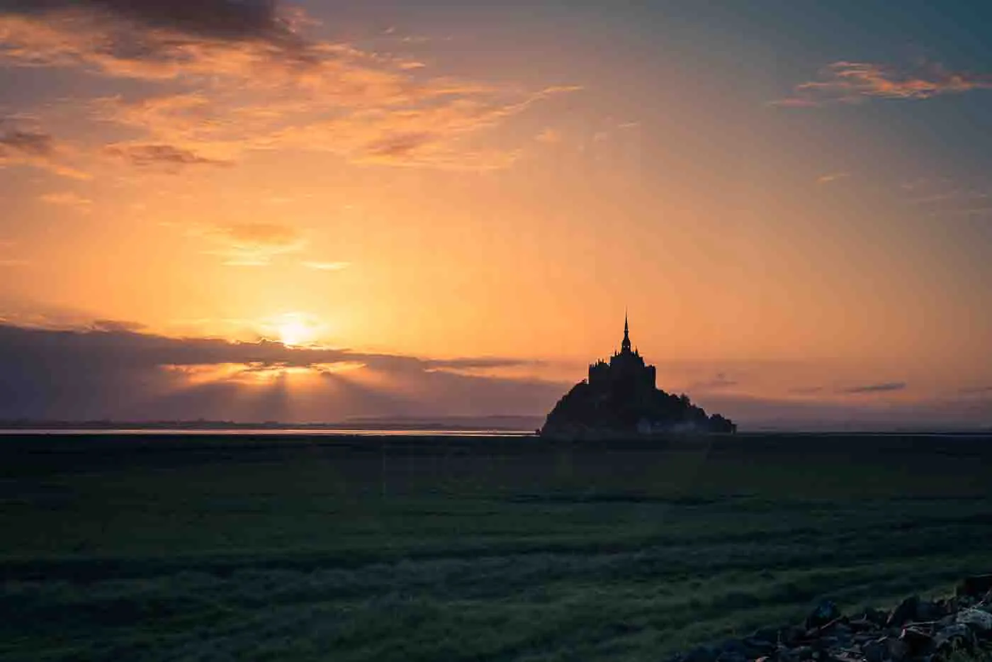 lever-de-soleil-sur-le-mont-saint-michel-normandie
