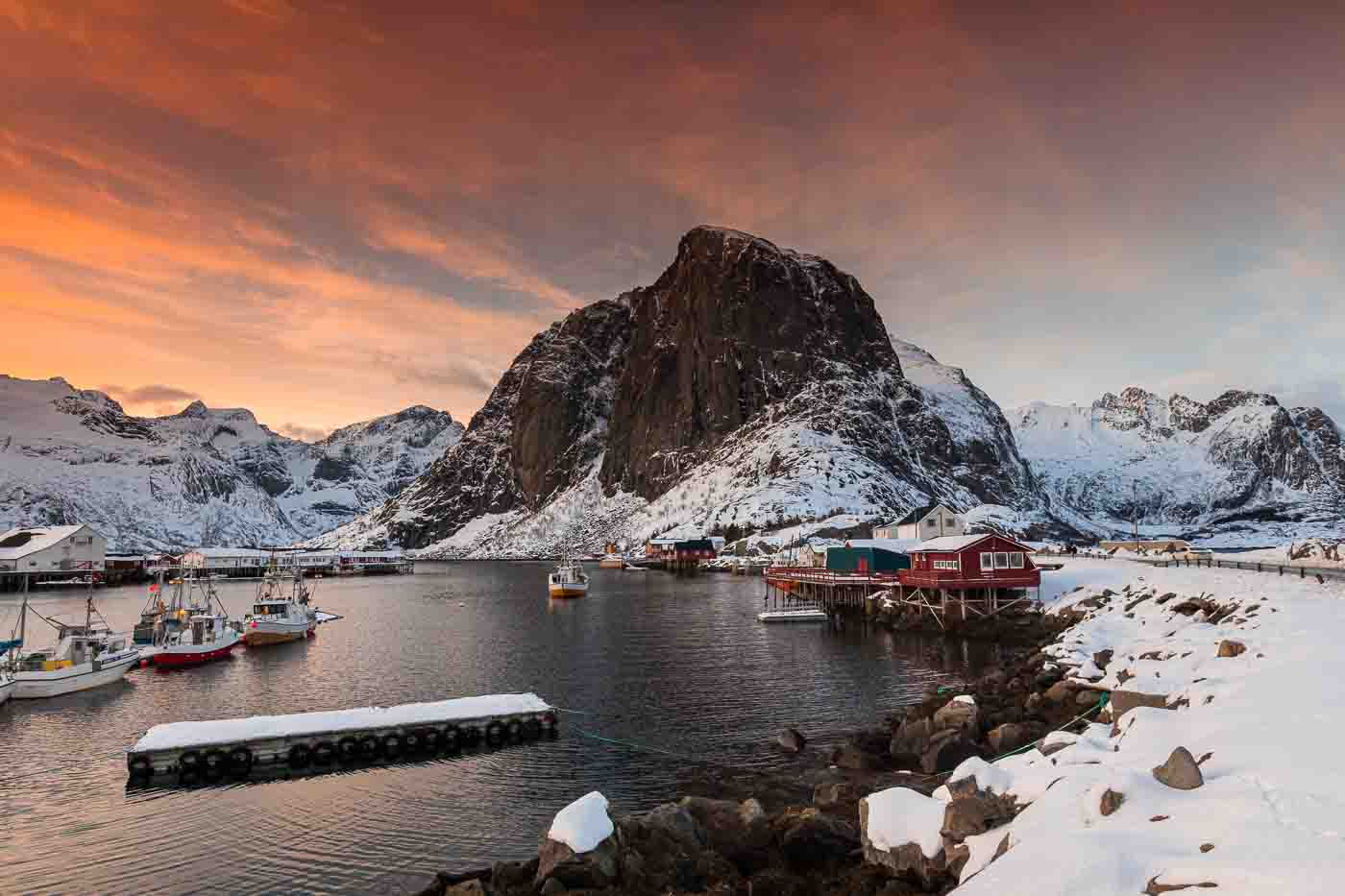paysage-a-hamnoy-au-coucher-de-soleil-en-hiver-dans-les-iles-lofoten-en-norvege