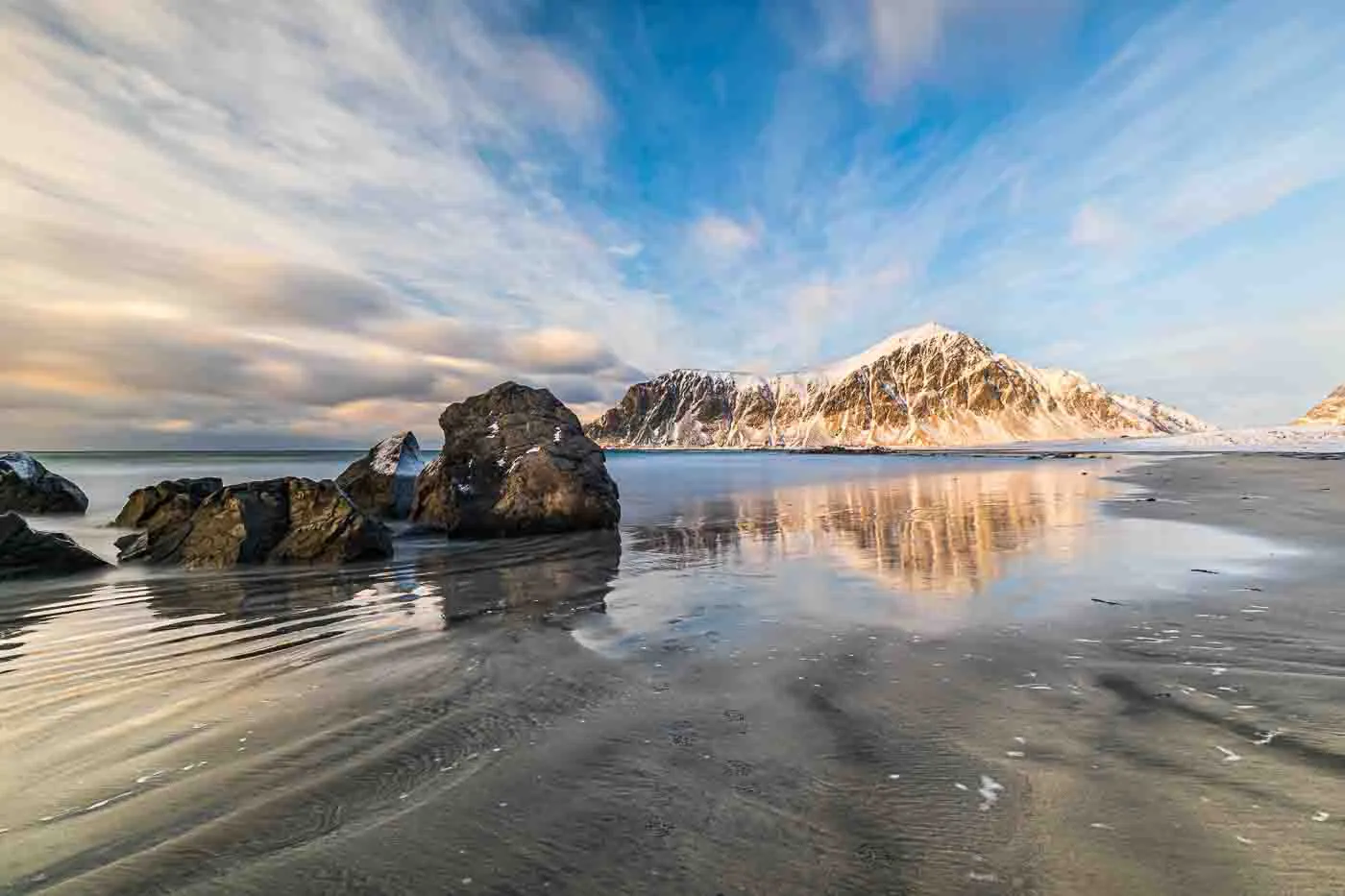 paysage-a-la-plage-de-flakstad-en-hiver-dans-les-iles-lofoten-en-norvege
