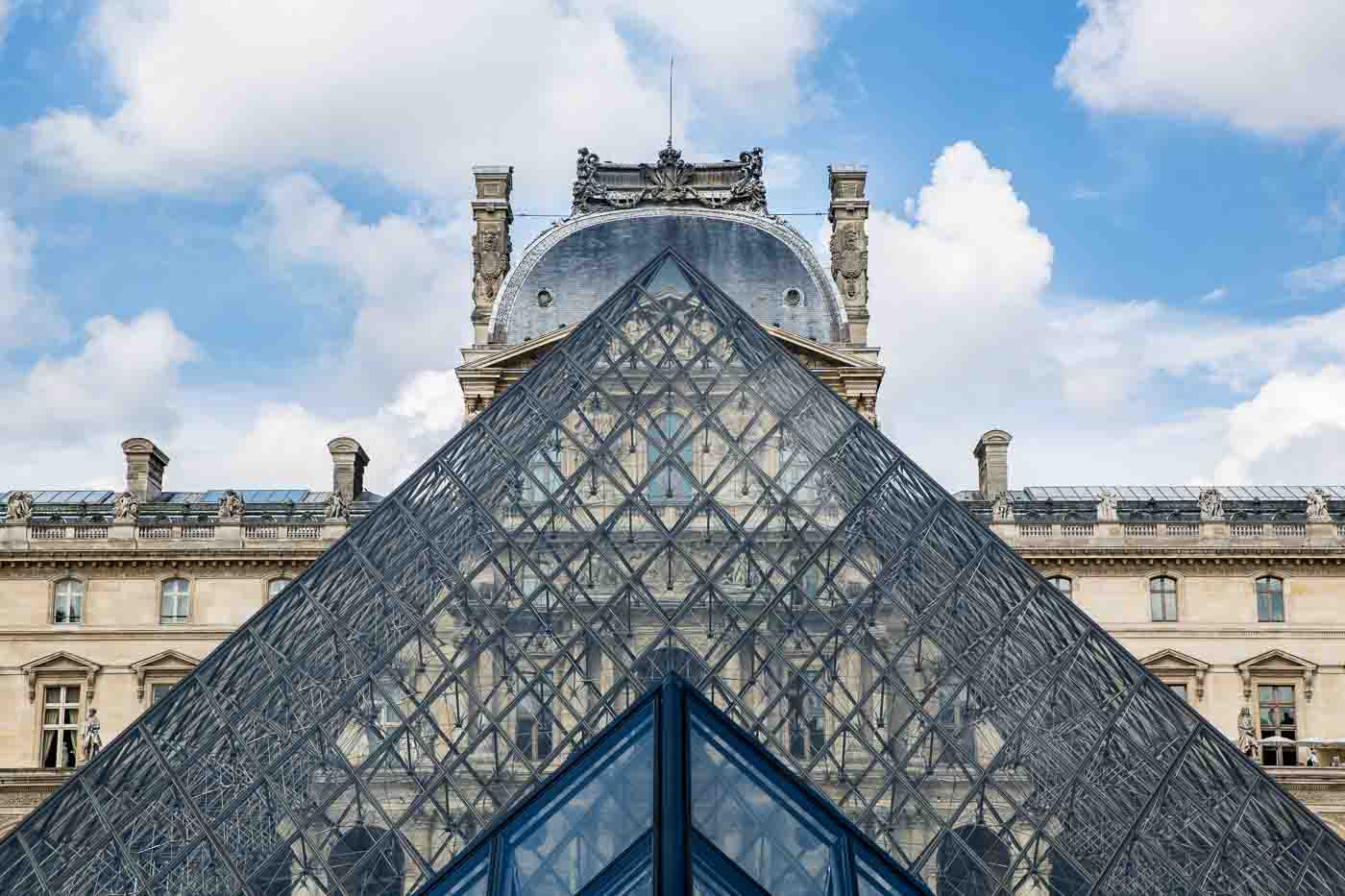 perspective-de-la-pyramide-du-louvre-et-du-palais-royal-a-paris-en-ile-de-france