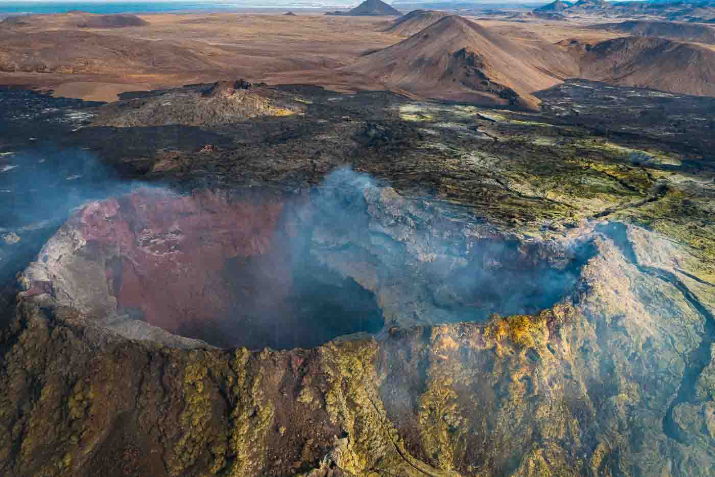 photo-aerienne-par-drone-au-volcan-fagradalsfjall-non-loin-de-grindavik-en-islande