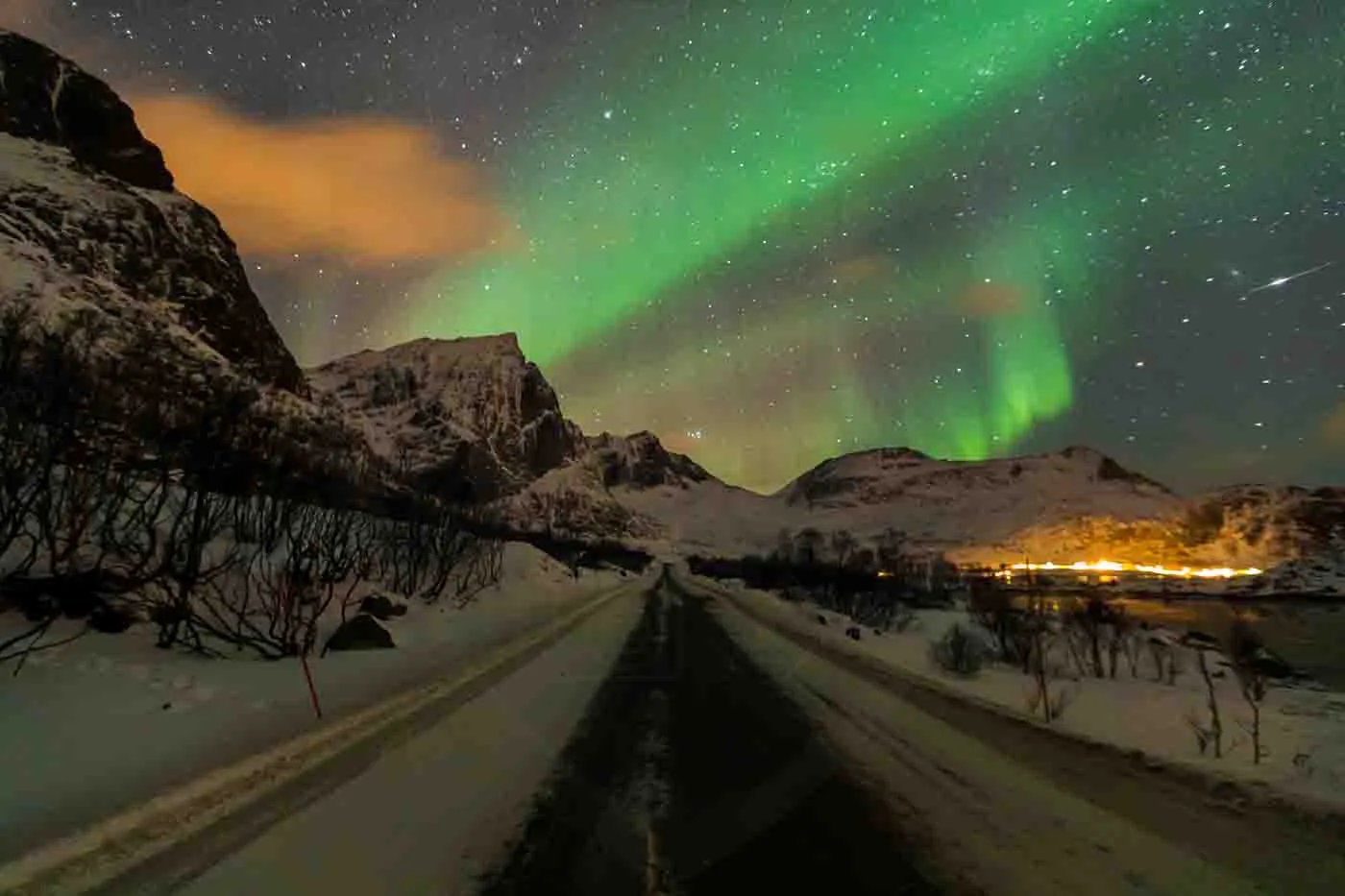 photo-d-une-aurore-boreale-sur-la-route-pres-de-ramberg-dans-les-iles-lofoten-en-norvege