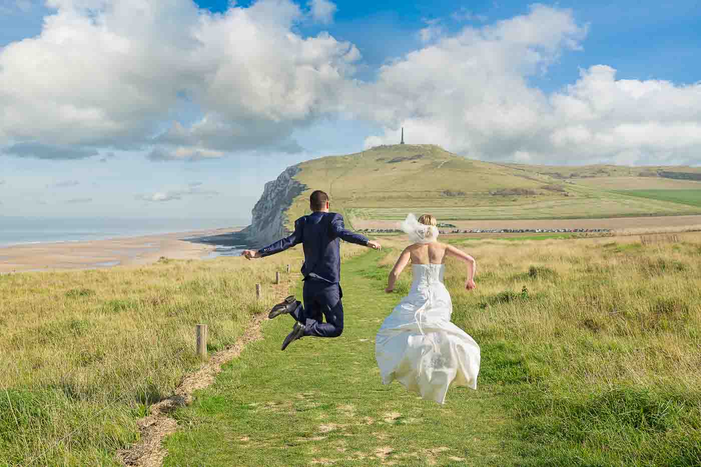 Photographe séance après mariage trash the dress au Cap Blanc Nez