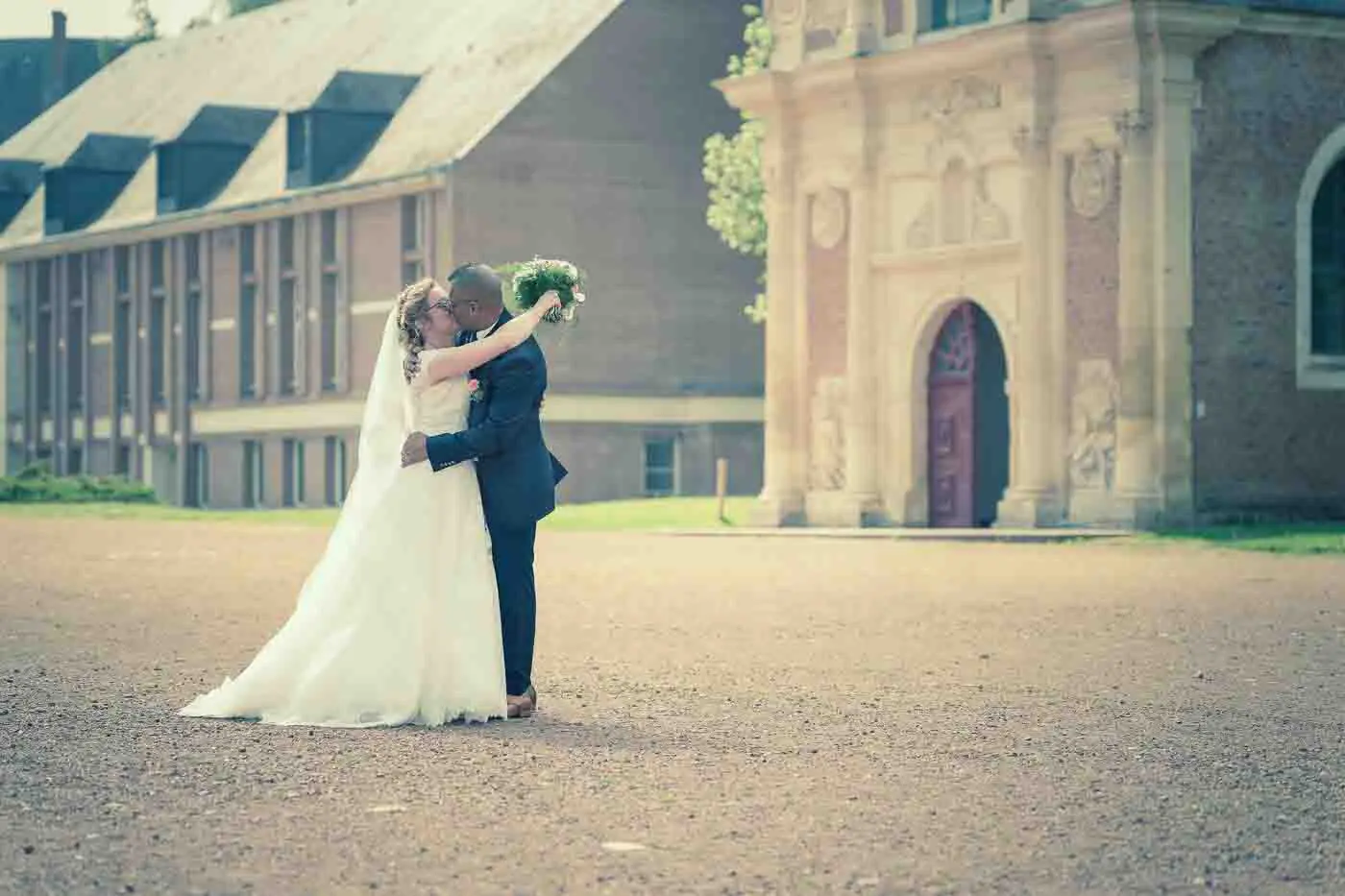 Photographe shooting mariés pendant un mariage à Citadelle à Arras