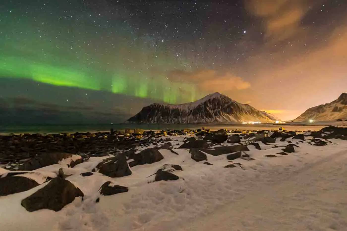 photographie-aurore-boreale-a-la-plage-de-flakstad-dans-les-iles-lofoten-norvege