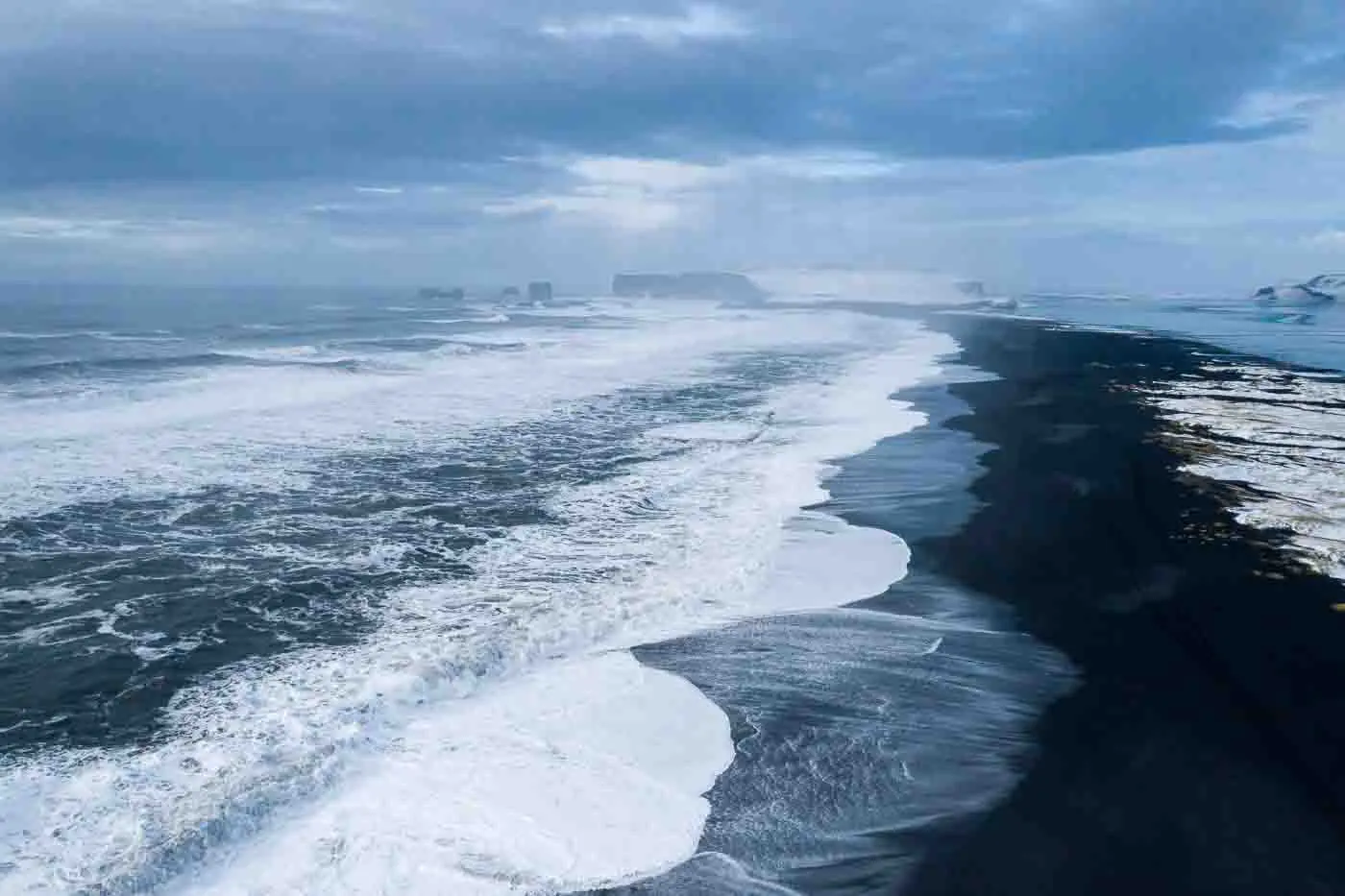 reynisfjara-beach-par-drone-la-plage-de-sable-noir-pres-de-vik-en-islande