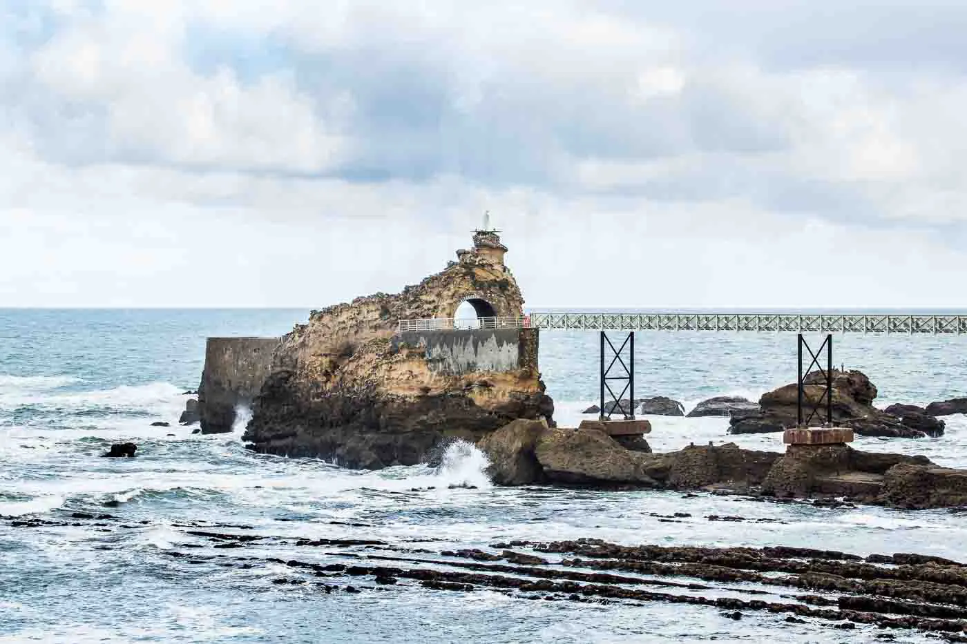 rocher-de-la-vierge-a-biarritz-dans-le-sud-ouest