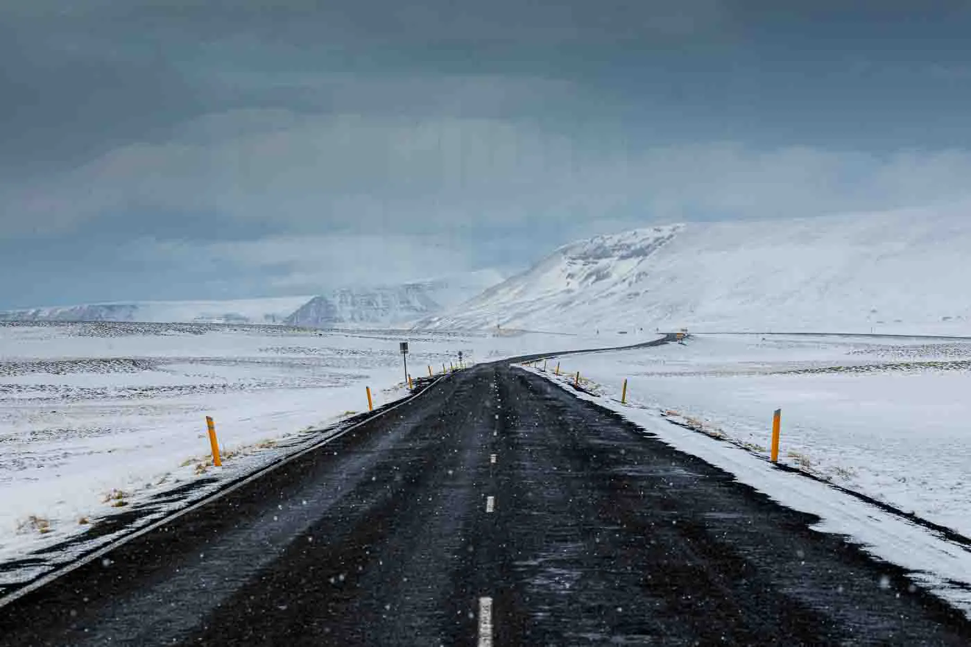 route-apres-une-tempete-de-blizzard-en-islande