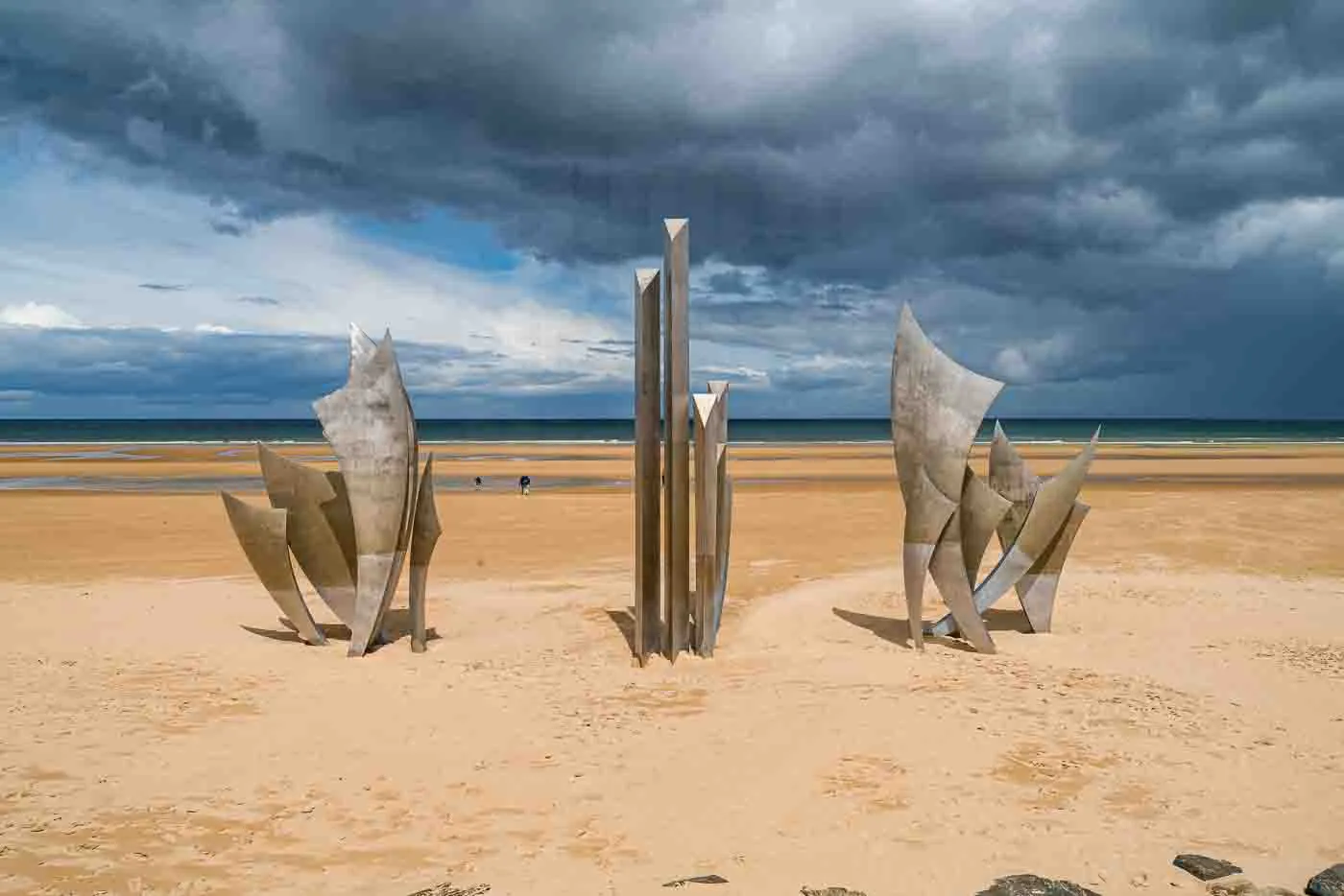 sculpture-les-braves-sur-la-plage-du-debarquement-a-omaha-beach-normandie