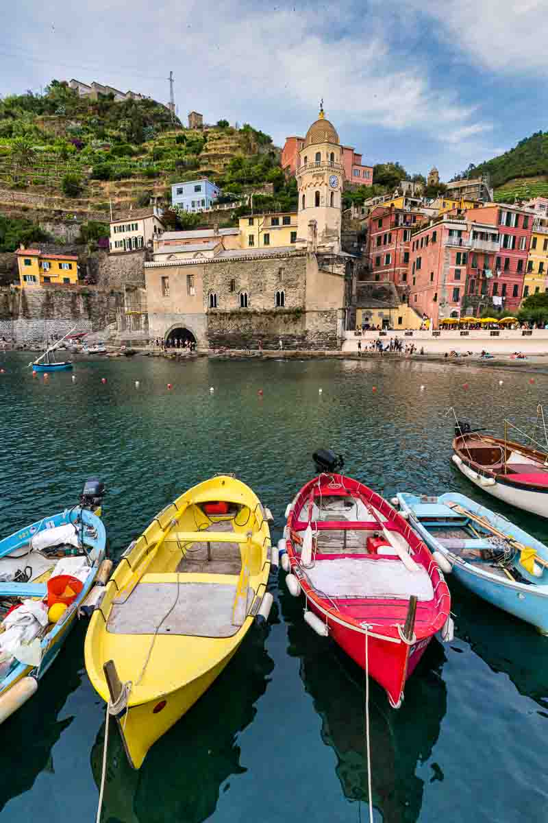 vernazza-et-de-ses-beaux-bateaux-colores-dans-le-parc-des-cinque-terre-en-italie