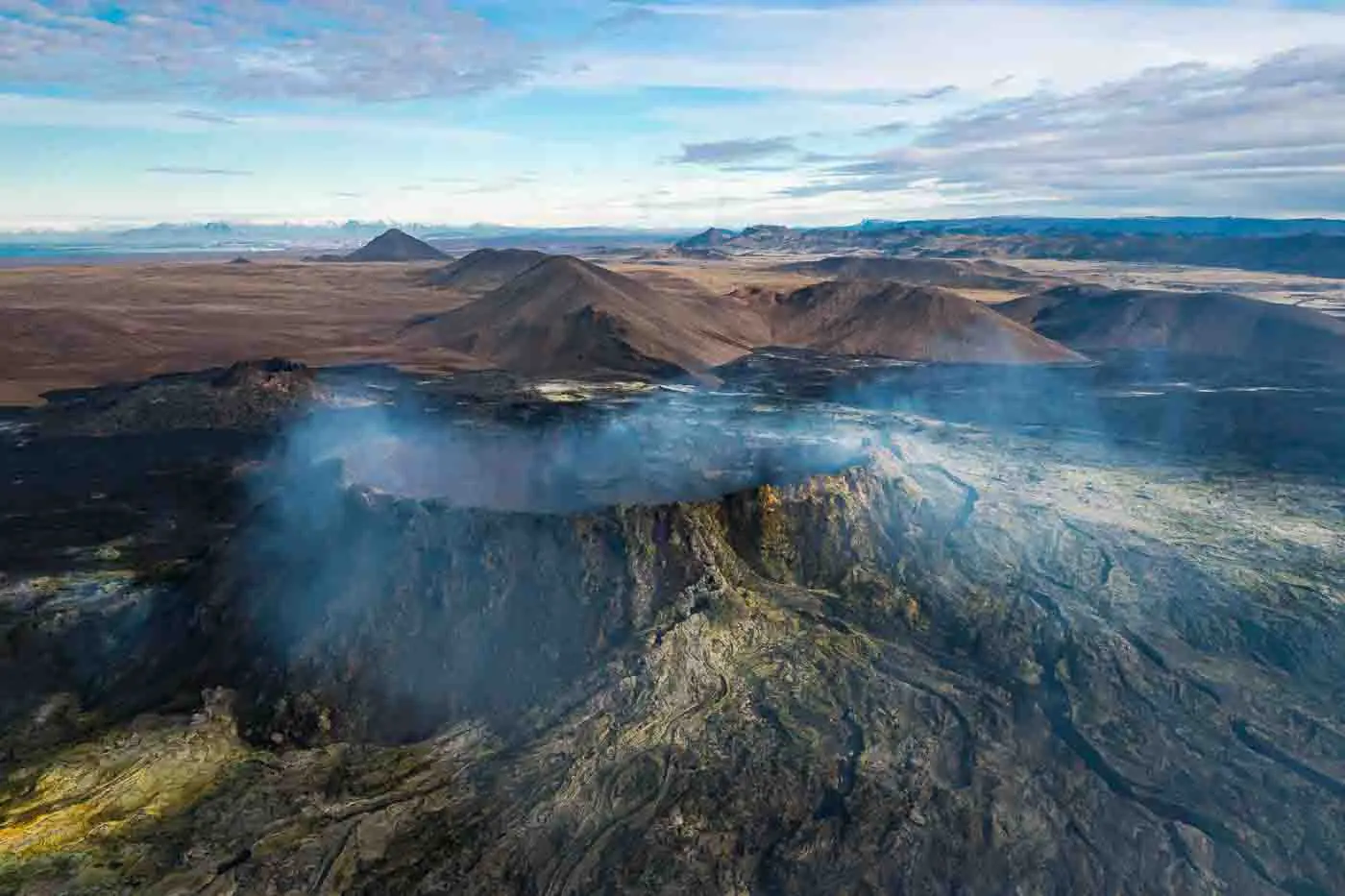 volcan-fagradalsfjall-par-drone-pres-de-grindavik-en-islande